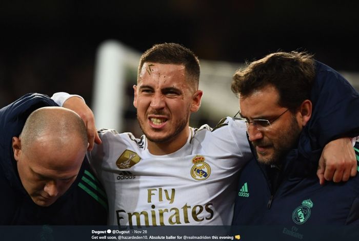 Winger Real Madrid, Eden Hazard, meringis kesakitan setelah engkel kaki kanannya mengalami cedera pada pertandingan melawan Paris Saint-Germain, Selasa (27/11/2019).