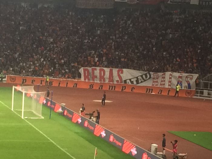 Spanduk bertuliskan Bebas atau Balas terpasang di Stadion Utama Gelora Bung Karno