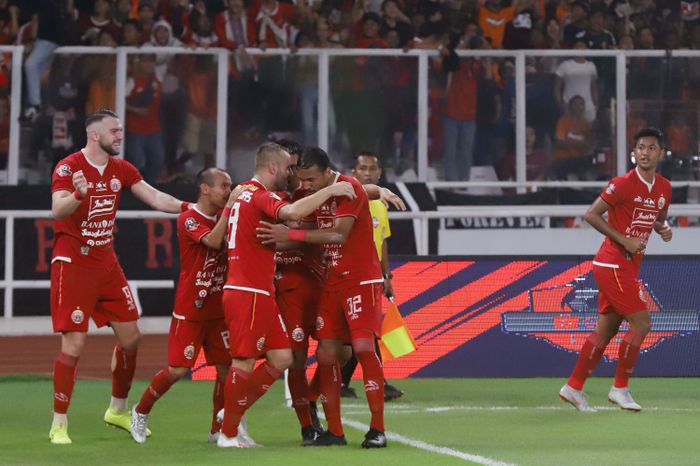 Pemain Persija Jakarta saat melakukan selebrasi usai berhasil mencetak gol ke gawang Persipura pada pertandingan liga 1 2019 di Stadion Utama Gelora Bung Karno (SUGBK) Senayan, Jakarta Pusat, Kamis (28/11/2019).