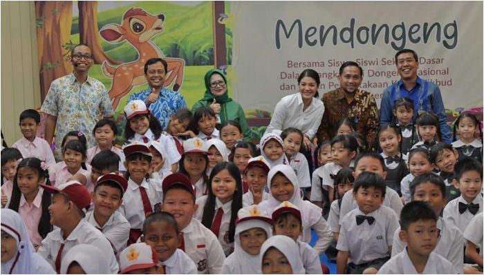 Istri Nadiem Makarim, Franka foto bersama anak-anak SD dan hadirin.