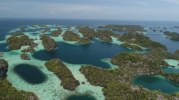 Di kawasan Misool, Raja Ampat, Papua Barat ada banyak pulau-pulau kecil yang terbentuk dari tebing karst