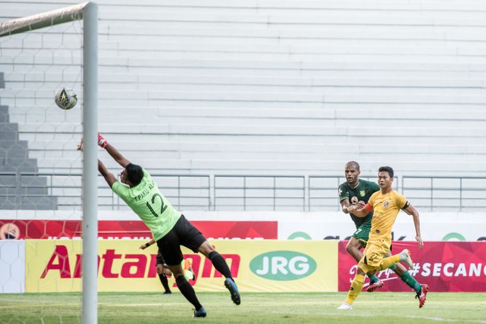 Salah satu peluang yang didapatkan Persebaya Surabaya saat menghadapi Semen Padang melalui bomber andalannya, David da Silva, yang sayangnya masih membentur mistar gawang dalam laga pekan ke-29 Liga 1 2019 di Stadion Batakan, Balikpapan, Kamis (28/11/2019).