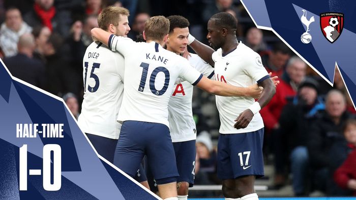 Para pemain Tottenham Hotspur merayakan gol yang dicetak oleh Dele Alli (kedua dari kanan) dalam laga Liga Inggris melawan Bournemouth di Tottenham Hotspur Stadium, Sabtu (30/11/2019).