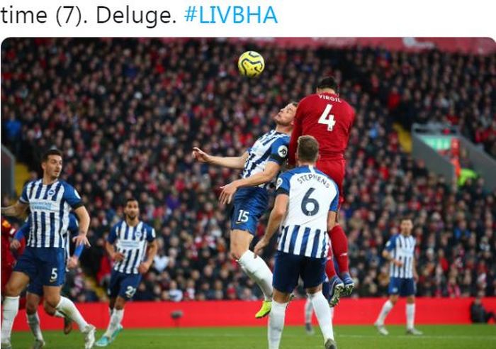 Bek Liverpool, Virgil van Dijk, mencetak gol dalam laga Liga Inggris melawan Brighton &amp; Hove Albion di Stadion Anfield, Sabtu (30/11/2019).