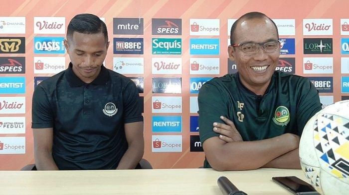 Pemain dan pelatih caretaker Tira-Persikabo, Abduh Lestaluhu serta Miftahudin Mukson, Minggu (1/12/2019).