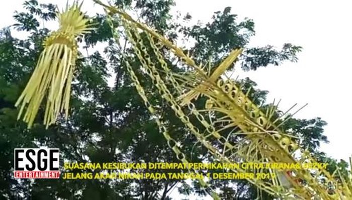 Janur kuning melengkung di depan gedung pernikahan Citra Kirana dan Rezky Aditya