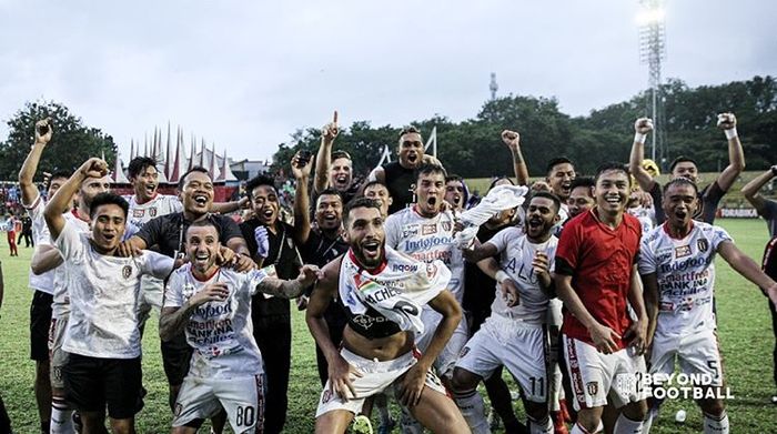 Ofisial Bali United merayakan gelar juara Liga 1 2019 tanpa kehadiran trofi di Stadion H Agus Salim, Padang, Senin (2/12/2019).