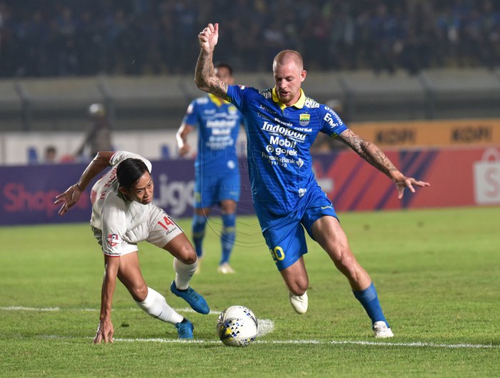 Aksi penyerang Persib Bandung, Kevin van Kippersluis, saat membela timnya menghadapi Persela Lamongan pada pekan ke-30 Liga 1 2019.