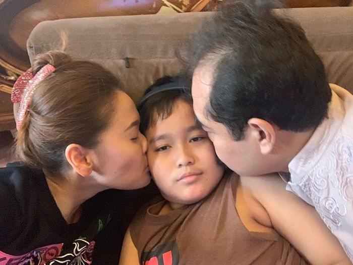 Inul Daratista bersama suami dan anaknya