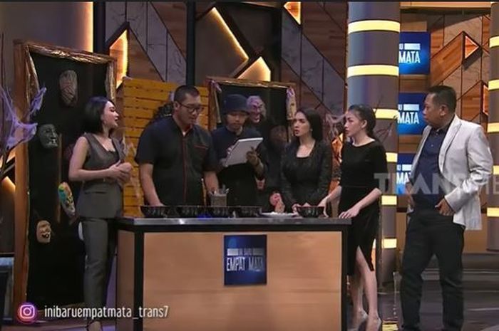 Om Hao saat diundang ke Ini Baru Empat Mata untuk mendeteksi makanan yang diduga diberi jin penglaris
