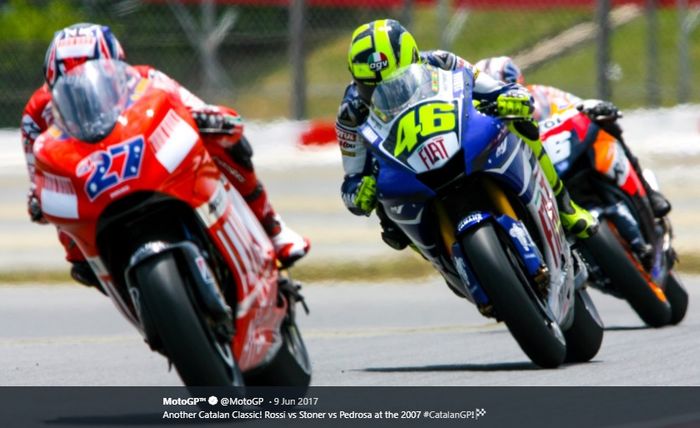 Casey Stoner (#27) membalap di depan Valentino Rossi (#46) dan Dani Pedrosa dalam balapan MotoGP Catalunya di Sirkuit Catalunya, Spanyol, 10 Juni 2017.