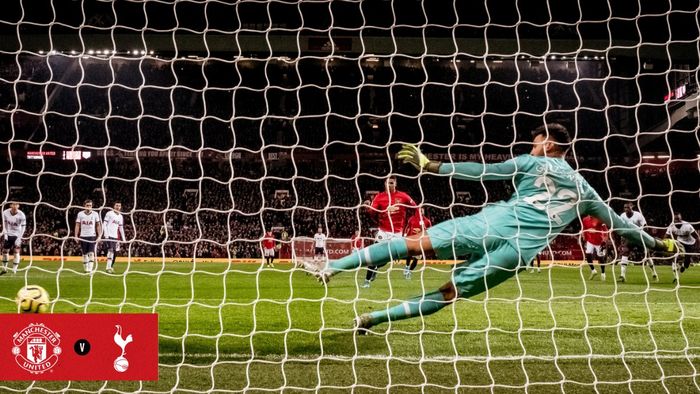 Penyerang Manchester United, Marcus Rashford, mencetak gol ke gawang Tottenham Hotspur dalam laga Liga Inggris di Stadion Old Trafford, Rabu (4/12/2019).