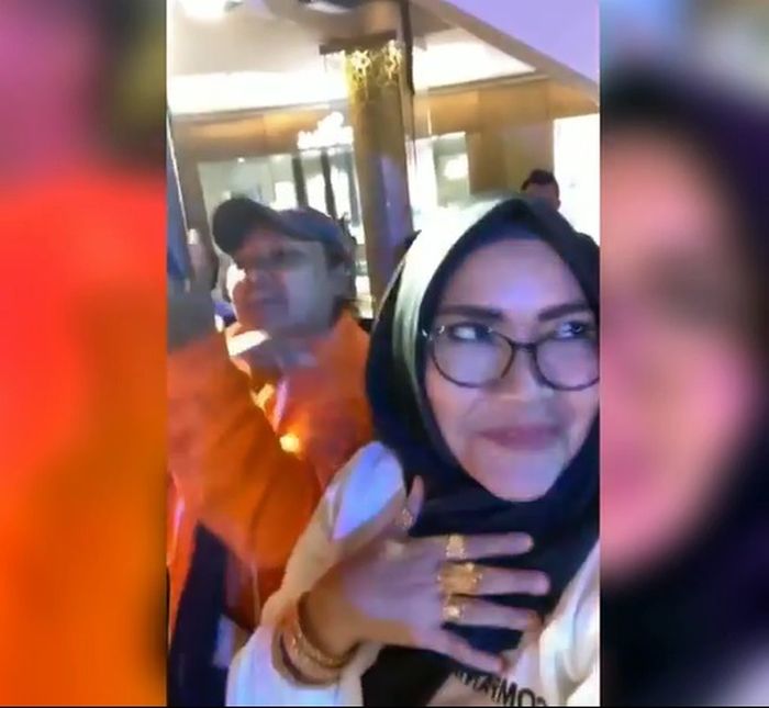 Umi Kulsum pakai banyak perhiasan emas di pergelangan tangan dan jarinya
