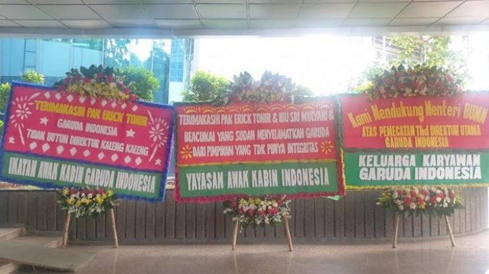 Kantor Badan Usaha Milik Negara (BUMN) Erick Thohir dihiasi sejumlah karangan bunga pada Jumat (6/12/2019) pagi ini. Bunga bunga ini berasal dari karyawan Garuda. 