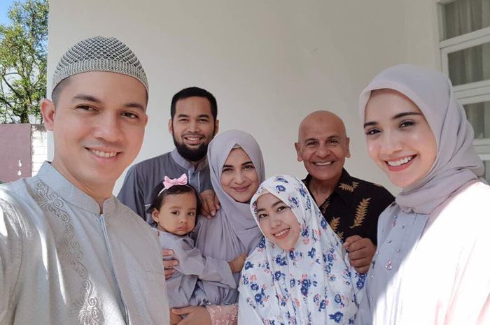Teuku Wisnu dan Irwansyah bersama keluarga Mark Sungkar