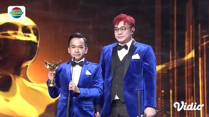 Ruben saat membawa piala