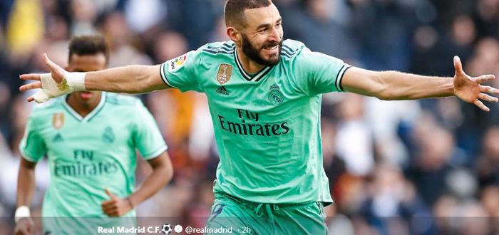 Karim Benzema tampak semringah setelah membawa Real Madrid unggul 2-0 ketika melawan Espanyol pada Sabtu (7/12/2019) di Stadion Santiago Bernabeu, Madrid.