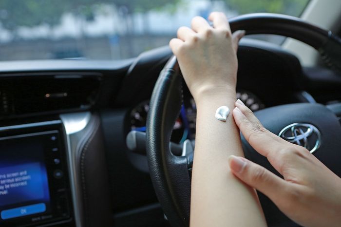 Jika berada di tempat AC terlalu lama, jangan lupa gunakan pelembap agar kulit tetap terhidrasi dengan baik.