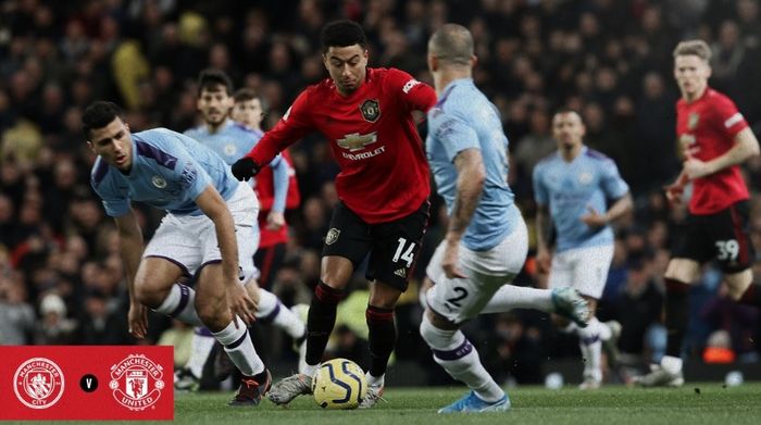 Jese Lingard mencoba melewati Kyle Walker pada pertandingan derbi Manchester dalam duel Manchester City versus Manchester United di Stadion Etihad, Sabtu (7/12/2019).