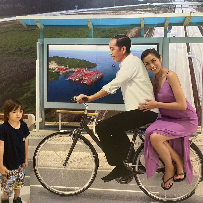 Foto Jessica Iskandar berboncengan dengan replika Jokowi.