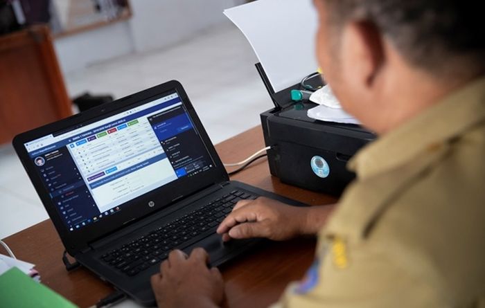 Kepala Laboratorium SMK 1 Tahuna sedang mengecek kecepatan Jaringan Internet yang tersedia di Sekolah Menengah Kejuruan 1 Negeri Tahuna.