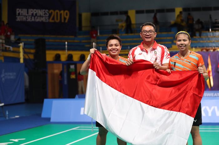 Pasangan ganda putri Indonesia, Greysia Polii/Apriyani Rahayu, berpose bersama sang pelatih, Eng Hian, setelah memastikan meraih medali SEA Games 2019 di Muntinlupa Sports Center, Manila, Senin (9/12/2019).