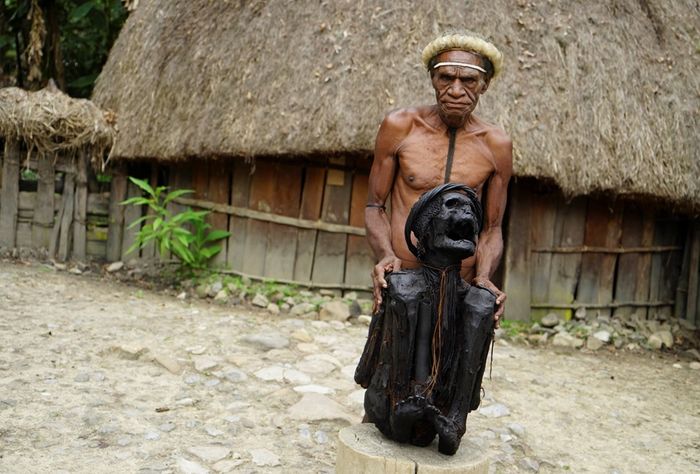 Mumi Wim Motok Mabel diperlihatkan di Desa Jiwika, Distrik Kurulu, Wamena, Kabupaten Jayawijaya, Papua. Mumi berusia kurang lebih 285 tahun ini diawetkan dengan cara tradisional, menurut warga pengasapan di dalam honai dan pelumuran menggunakan minyak babi menjadi cara untuk tetap menjaga keawetan mumi Wim Motok Mobel.