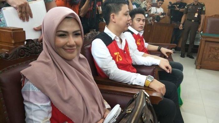  Rey Utami tersangka kasus bau ikan asin kenakan hijab saat menjalani proses sidang