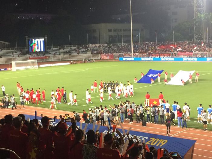 Suasana sebelum laga antara timnas U-22 Indonesia dan Vietnam pada final SEA Games 2019 di Stadion Rizal Memorial, Manila, 10 Desember 2019.