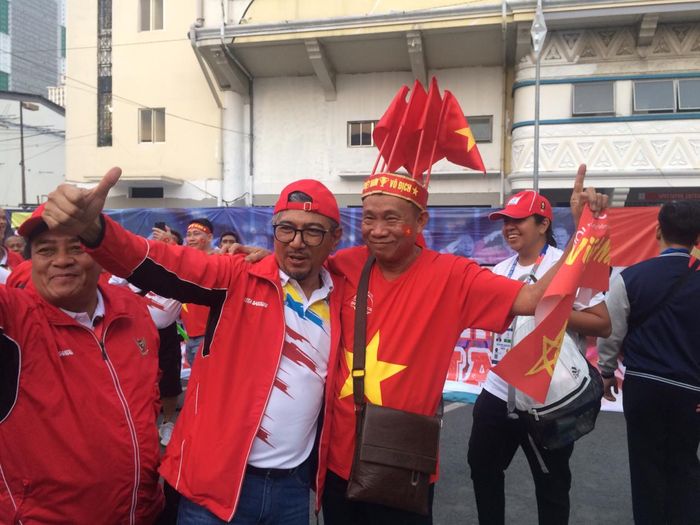 Momen keakraban suporter timnas U-22 Indonesia dan pendukung Vietnam jelang laga final SEA Games 2019 di Stadion Rizal Memorial, Manila, Filipina, Selasa (10/12/2019).