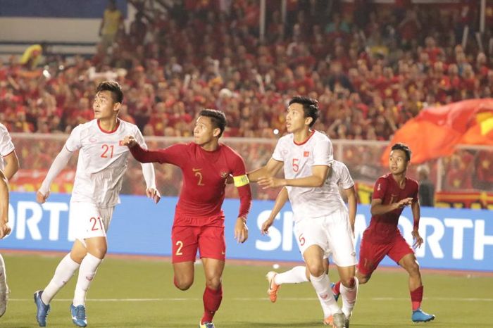 Kapten timnas U-22 Indonesia, Andy Setyo Nugroho mengawal bek sayap kiri Vietnam, Doan Van Hau, pada final SEA Games 2019.