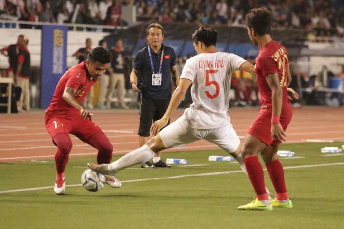 Bek sayap kanan timnas U-22 Indonesia, Asnawi Mangku Alam, mencoba melewati bek sayap Vietnam, Doang Van Hau, pada laga final SEA Games 2019.