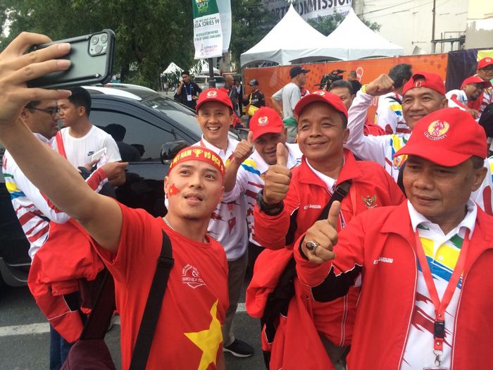 Momen keakraban suporter timnas U-22 Indonesia dan pendukung Vietnam jelang laga final SEA Games 2019 di Stadion Rizal Memorial, Manila, Filipina, Selasa (10/12/2019).