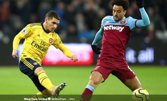 Gelandang Arsenal, Lucas Torreira, dihadang winger West Ham, Felipe Anderson, pada laga Liga Inggris, Senin (9/12/2019), di Stadion London.