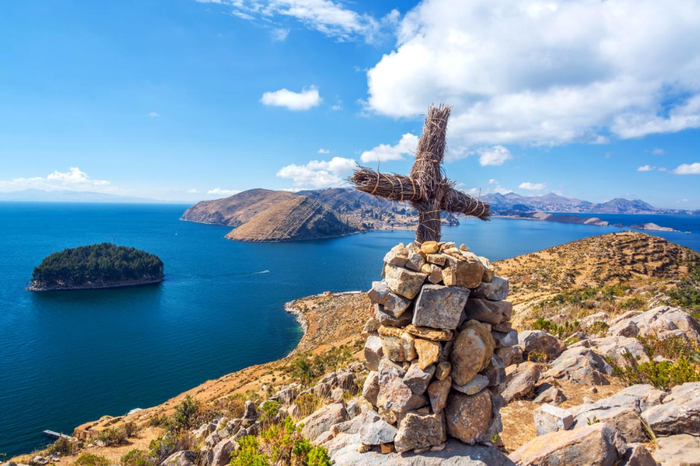 Sisa reruntuhan yang diperkirakan berasal dari abad ke-15, terlihat di puncak bukit di Isla del Sol.