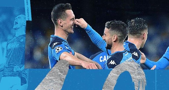 Dua striker Napoli, Arkadiusz Milik dan Dries Mertens, merayakan gol yang dicetak ke gawang Genk pada laga Grup E Liga Champions, Rabu (11/12/2019) di Stadion San Paolo, Naples.