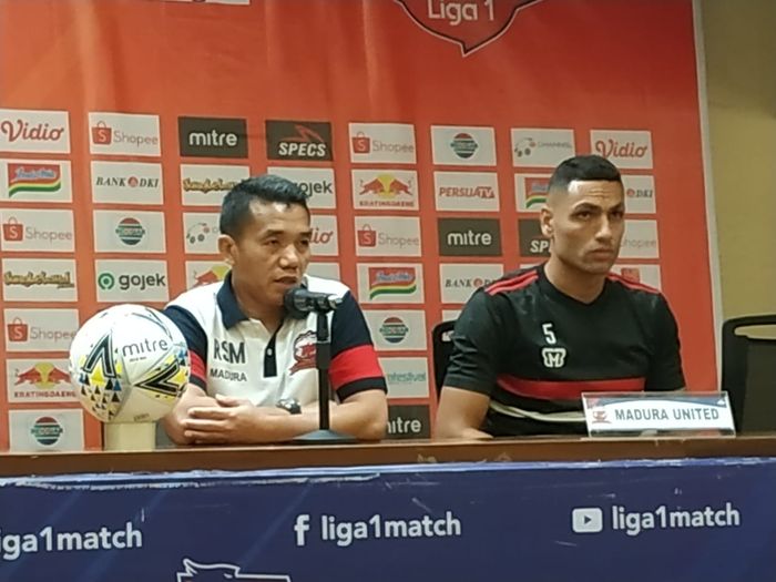 Pelatih dan bek Madura United, Rasiman serta Jaimerson da Silva Xavier saat memberikan keterangan pers, Kamis (12/12/2019).