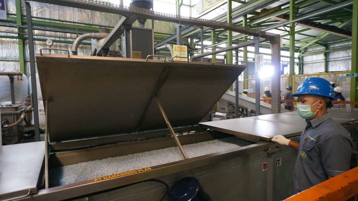 Cacahan botol plastik yang sudah diproses menjadi pallete. Dari pallete akan diproses kembali menjadi SSP agar bisa menjadi botol daur ulang.