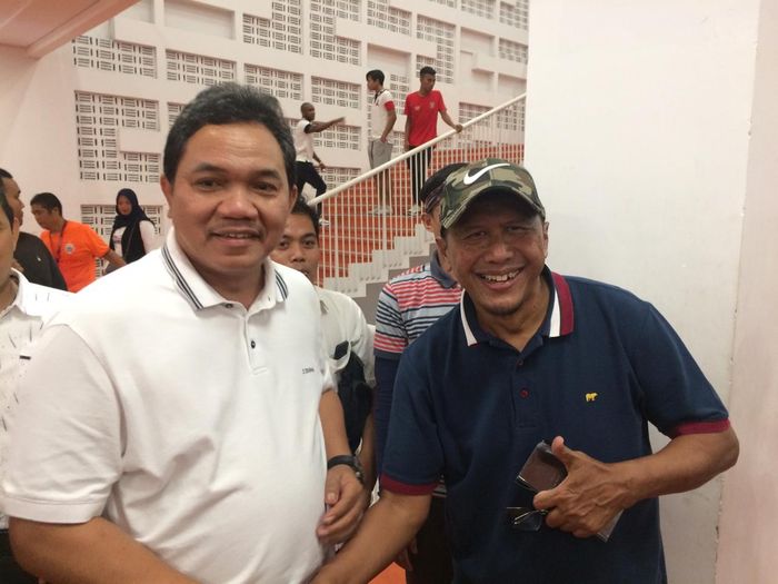 Presiden Madura United, Achsanul Qosasih, bersama Rahmad Darmawan seusai laga Persija Jakarta kontra Madura United di SUGBK.