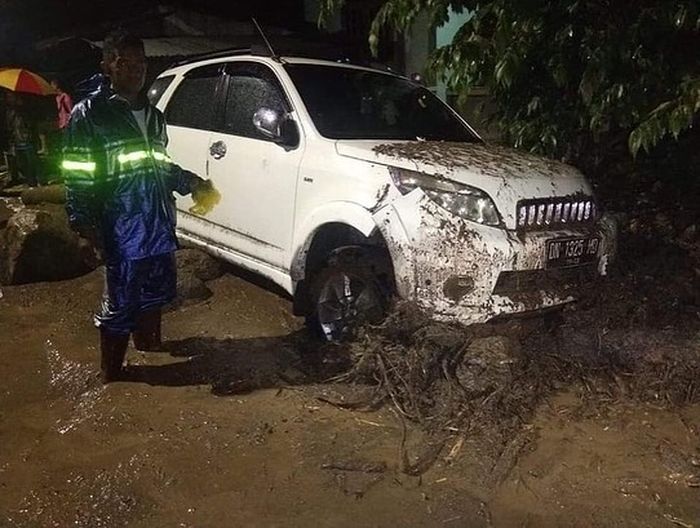 Kerusakan akibat banjir bandang.