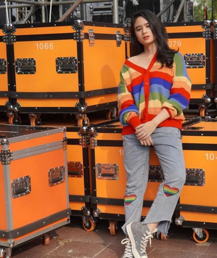 Gaya berpakaian warna-warni ala Tissa Biani.