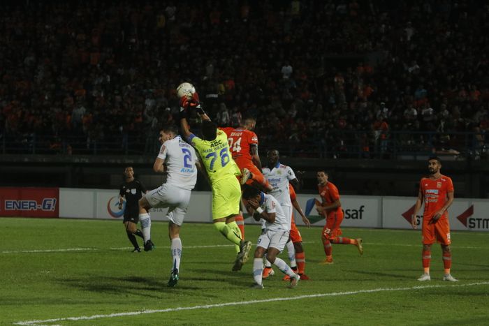 Perebutan bola pemain Persib dengan Borneo FC pada pertandingan Liga 1 di Stadion Segiri Samarinda, Rabu (11/12/2019). Persib berhasil mengalahkan Borneo FC 1-0.