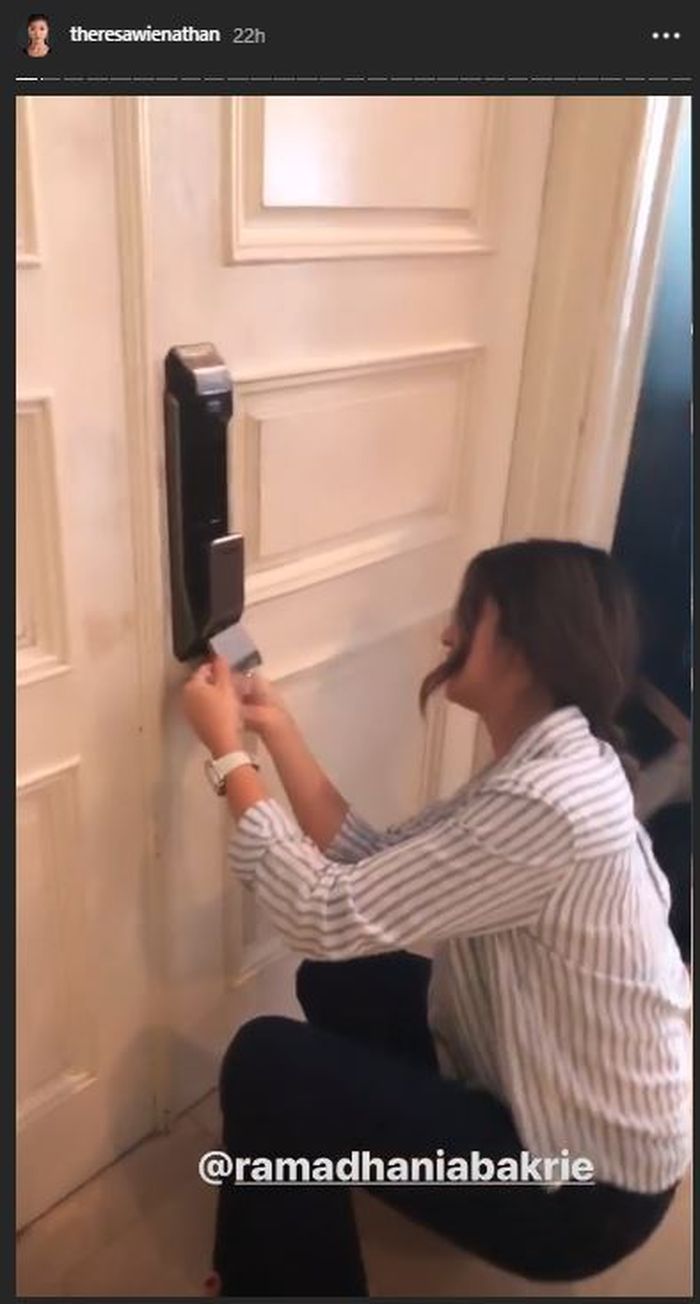 Nia Ramadhani terpaksa harus berjongkok di depan pintu kamarnya sendiri karena kesulitan membuka.