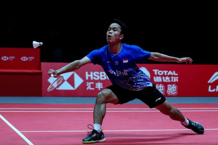 Pebulu tangkis tunggal putra Indonesia, Anthony Sinisuka Ginting, saat bertanding melawan Chen Long (China) pada laga semifinal BWF World Tour Finals 2019 di Tianhe Gymnasium, Guangzhou, China, Sabtu (14/12/2019).