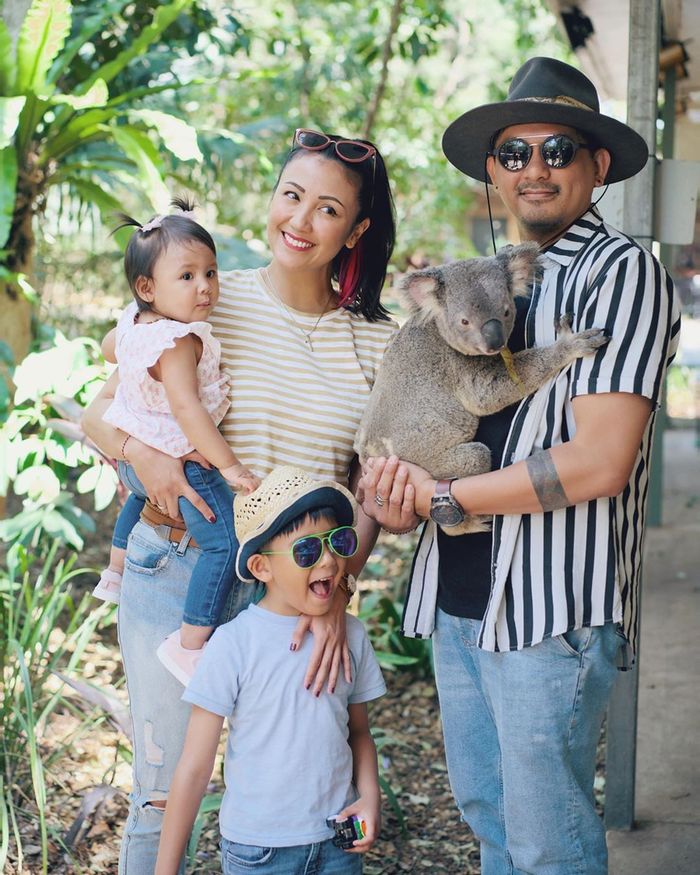 Kebahagian Sharena dan Ryan Delon bersama kedua anaknya.