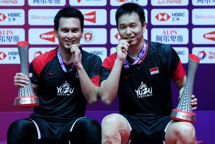 Pasangan ganda putra Indonesia, Mohammad Ahsan/Hendra Setiawan berhasil meraih gelar ketiganya dalam BWF World Tour Finals 2019 setelah menumbangkan Hiroyuki Endo/Yuta Watanabe (Jepang) di Tianhe Gymnasium, Guangzhou, China, Minggu (15/12/2019).