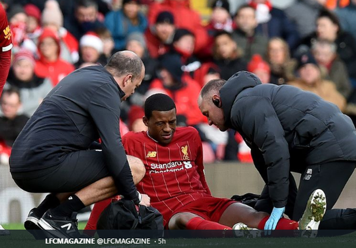 Gelandang Liverpool, Georginio Wijnaldum sedang mendapat penanganan tim medis di tengah laga melawan Watford, Sabtu (14/12/2019)