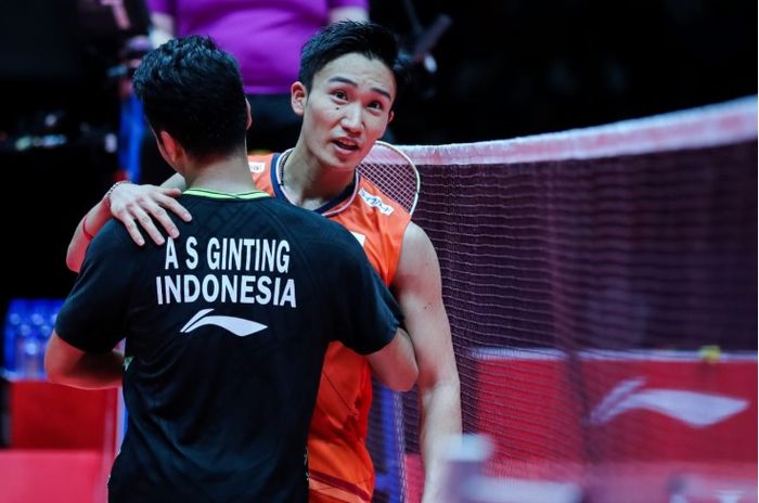 Pebulu tangkis tunggal putra Indonesia, Anthony Sinisuka Ginting, dan Kento Momota saling berpelukan seusai menjalani laga final BWF World Tour Finals 2019 di Tianhe Gymnasium, Guangzhou, China, Minggu (15/12/2019).