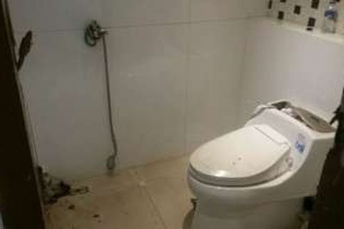 Kamar mandi di rumah Dodi Triono, Pulomas, Jakarta Timur, tempat disekapnya 11 orang dalam aksi perampokan yang menewaskan enam orang, Senin (26/12/2016).
