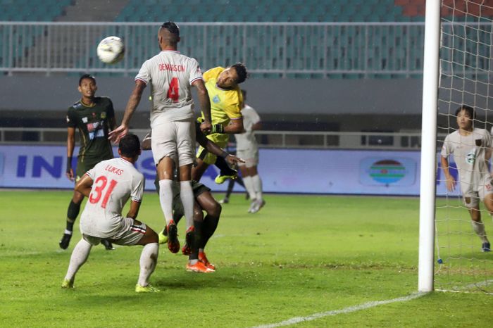 Pemain Tira Persikabo saat berebut bola dengan pemain Persela Lamongan pada laga lanjutan liga 1 di Stadion Pakansari, Cibinong, Bogor, Jawa Barat, Senin (16/12/2019). Pada laga tersebut Tira Persikabo ditahan imbang 1-1 oleh Persela lamongan hingga babak kedua usai.